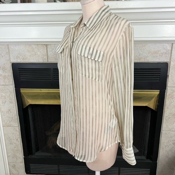 Madewell Button Down, Neutral Sheer Shirt with Chest Pockets - Picture 4 of 15